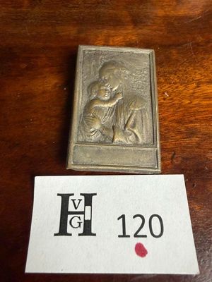 une petite plaque métallique sur laquelle figure le portrait d'une femme