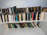 de nombreux livres qui se trouvent sur les étagères de la pièce