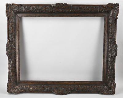 un vieux cadre photo avec un fond blanc et un mur blanc