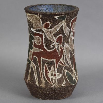 un vase orné d'une peinture sur un fond gris
