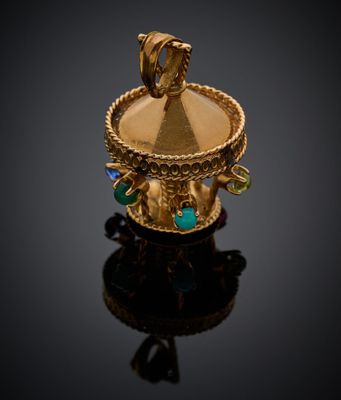 Gros plan sur une bague en or ornée d'une pierre verte