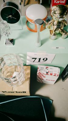 une table sur laquelle se trouvent divers objets et une horloge
