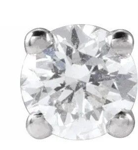un gros plan sur une paire de boucles d'oreilles en diamant sur fond blanc