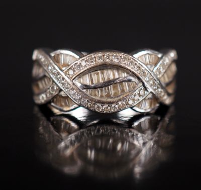 gros plan d'une bague en diamant sur une surface noire