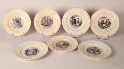 six assiettes ornées d'images en noir et blanc représentant des personnes