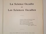un livre ouvert avec l'image d'un chat dessus