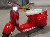 un scooter rouge garé dans un garage