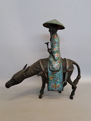 une figurine représentant un homme à cheval, coiffé d'un chapeau