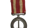 Gros plan sur une médaille ornée d'une croix