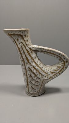 un vase blanc posé sur une table