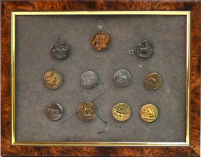 une photo d'une photo représentant une collection de pièces de monnaie dans un cadre