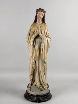 une statue représentant une femme coiffée d'une couronne