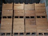 de nombreuses caisses en bois empilées dans un entrepôt