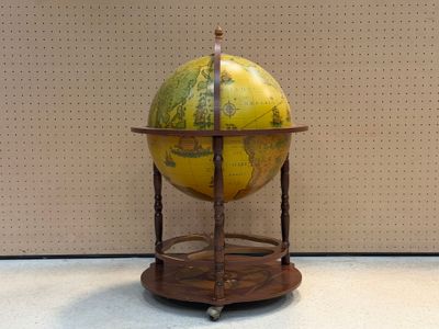 Globe terrestre formant bar. H.