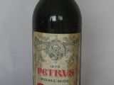 une bouteille de vin posée sur une table