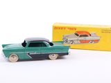 une vieille petite voiture avec une boîte de jouets en arrière-plan