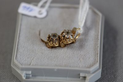 Paire de dormeuses garnies de roses 2.12 gr.