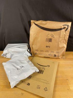 deux sacs de nourriture posés sur une table à côté d'un sac de nourriture
