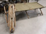 une table fabriquée à partir de tiges de bambou dans une pièce