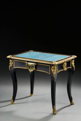 une petite table avec un plateau en verre et des bordures dorées