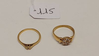 deux bagues en or et une bague en diamant avec son étiquette de prix