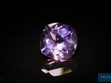 gros plan d'un diamant violet sur une surface noire