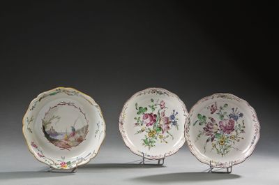 trois assiettes ornées d'oiseaux et de fleurs, posées sur une table