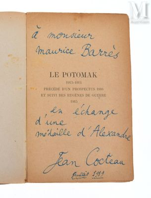 un livre ouvert, sur lequel figure un titre écrit à la main, posé sur une table