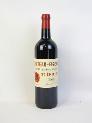 une bouteille de vin posée sur une table
