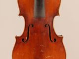 un vieux violon avec un archet accroché à son dos