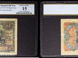 Trois types différents de timbres sont exposés dans une vitrine.