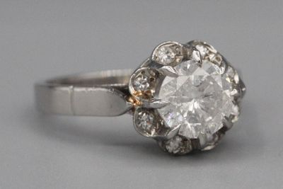 Bague en platine ornée d’un diamant solitaire.