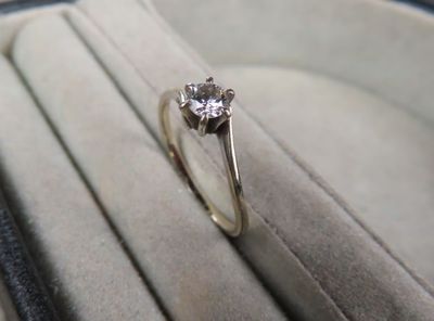 une bague en diamant posée dans un écrin contenant une bague
