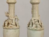 two vases that are sitting on a table