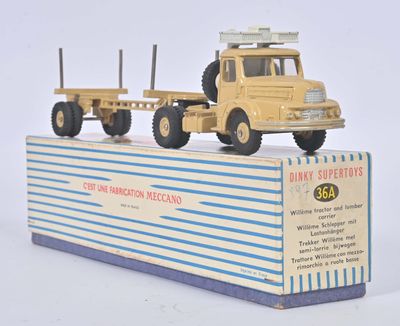 un camion jouet posé sur une boîte