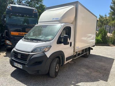 un camion blanc garé sur le parking