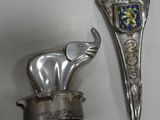 deux objets en métal argenté, représentant un éléphant en argent et une cuillère en argent