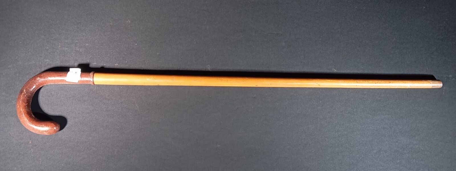 (230-2) Canne de marche, fût jonc exotique clair et poignée gainée de cuir, ABE-BE, LT 90 cm, époque XIXe.