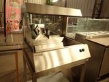 une machine qui fabrique des beignets dans la cuisine