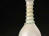 un vase en verre orné d'un motif en spirale