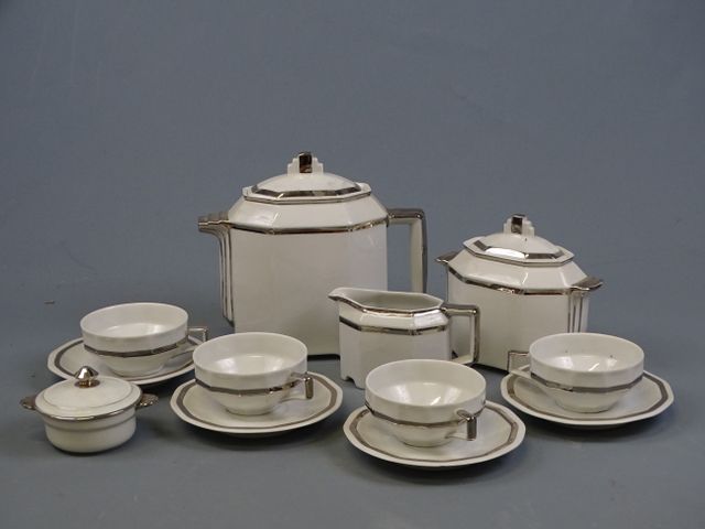 Partie de service à café en porcelaine de Limoges à décor de file...