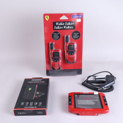 deux talkies-walkies et un chargeur posés sur la table