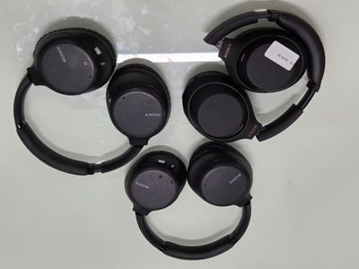 quatre casques Sony posés les uns sur les autres sur une table