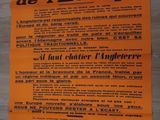 une affiche orange et noire accrochée au mur d'une pièce