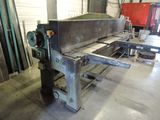 une image représentant une machine dans une usine, avec un tapis roulant