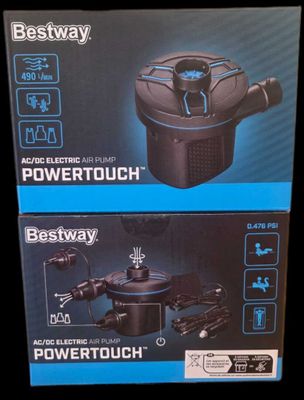deux boîtes de pompes d'aquarium Powertouch sur fond noir