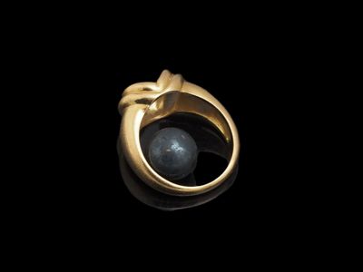 une image d'une bague en or avec une pierre au centre