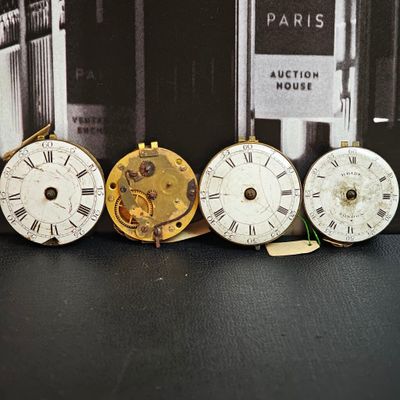 Plusieurs types d'horloges sont alignées sur une table
