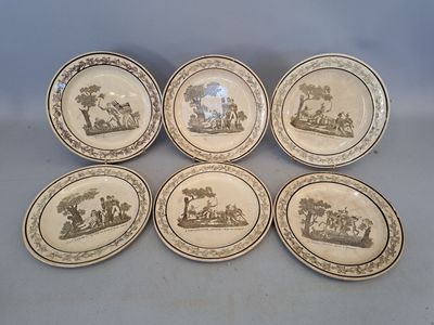 six assiettes marron et blanches ornées de motifs noirs et blancs