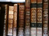 beaucoup de vieux livres sur une étagère dans une bibliothèque